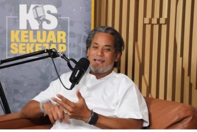 Khairy mempertahankan keputusan kerajaan berhubung jemputan terhadap Trump menerusi siaran podcast Keluar Sekejap episod 172.