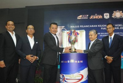 Mohd Hairi (tiga dari kiri) pada sidang akhbar pelancaran SOJC 2025 edisi ke-13, (SOJC 13) di Stadium Hoki Taman Daya, Johor Bahru.