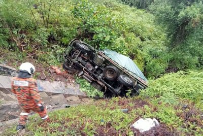 Trak tentera yang terbabit nahas dekat Terowong Menora pada Rabu dipercayai melalui selekoh dalam keadaan hujan dan menuruni bukit sebelum terjunam ke dalam gaung.