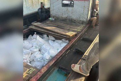 Bot kargo Indonesia yang berisi bijih timah yang dikumpulkan dalam bungkusan plastik ditahan pada Rabu.