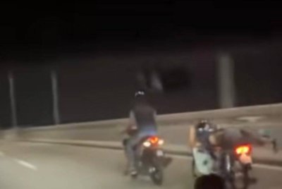 Tangkap layar video memaparkan beberapa penunggang motosikal melakukan aksi berbahaya di Jambatan Kedua Pulau Pinang.