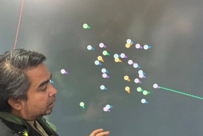 Sani Araby menunjukkan kedudukan GSF kepada pemberita di Mapim Central Warehouse, Bandar Serenia, Sepang pada Rabu.