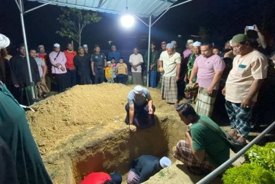 Suasana pilu mengiringi pengebumian jenazah kanak-kanak lelaki berusia tujuh tahun, Muhammad Ammar yang maut dipukul dengan tukul oleh bapa saudaranya pada malam Rabu. Foto: SINAR HARIAN/HAZELEN LIANA KAMARUDIN