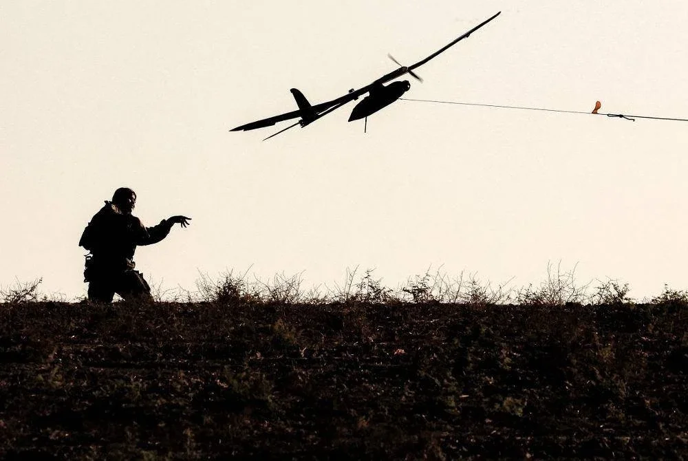 Askar Zionis melancarkan pesawat tanpa pemandu mini, Elbit Skylark untuk melakukan peninjauan.