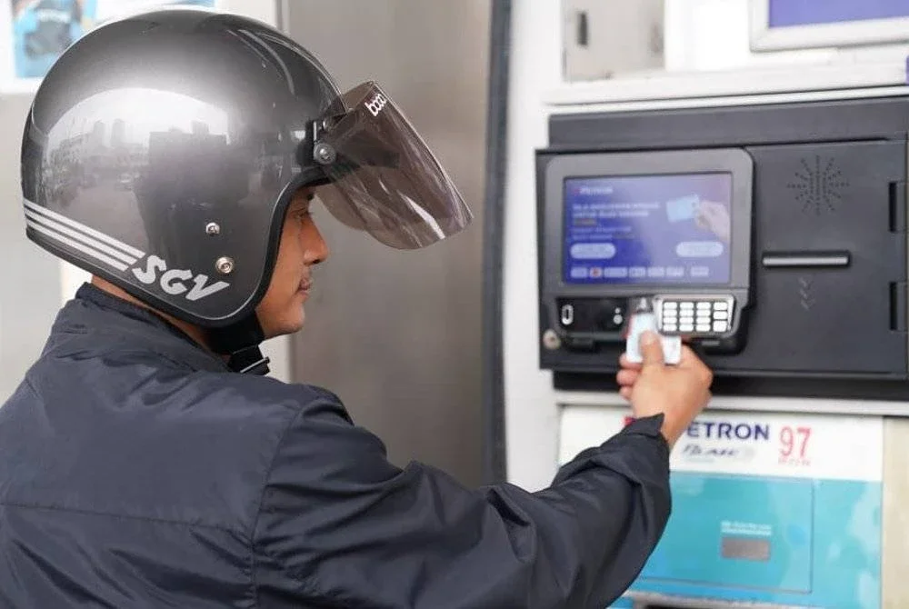 Tanpa perlu ke kaunter, pengesahan MyKad boleh dilakukan di terminal pam stesen minyak Petronas bagi menikmati subsidi petrol RON95.