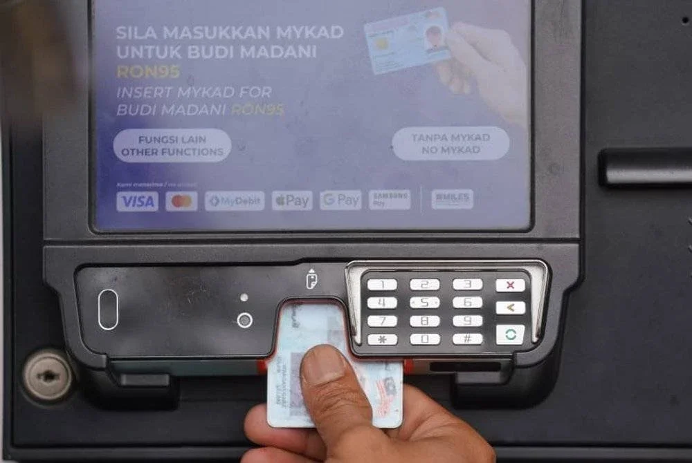 Pengesahan MyKad boleh dilakukan di terminal pam stesen minyak Petronas.