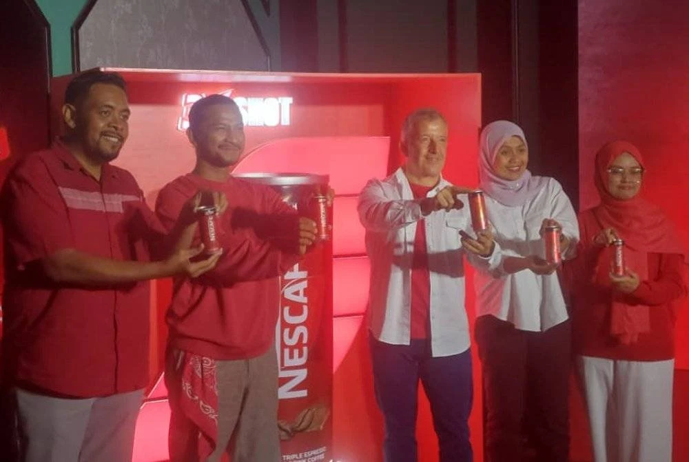 Aranols (tengah) dan Norkhayati (dua dari kanan) bersama tiga personaliti 'Ngopi Dulu & Kekal Kental Bersama' iaitu Black, Dr Madhu serta Nurdilla bergambar dengan produk terbaharu, Nescafé Triple Shot, di sebuah hotel pada Rabu.