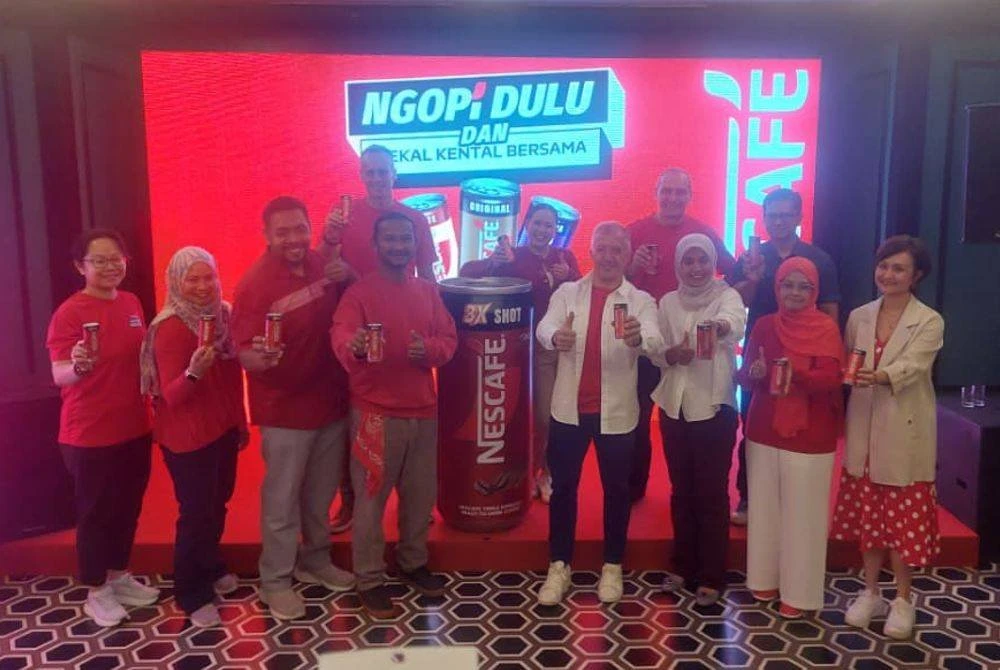Norkhayati (depan, tiga dari kanan) bergambar bersama pengurusan Nestlé Malaysia yang menjayakan kempen 'Ngopi Dulu & Kekal Kental Bersama' di sebuah hotel di ibu kota pada Rabu.