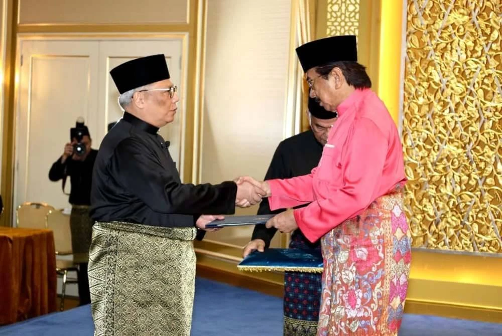 Yang di-Pertua Negeri, Tun Musa Aman menyampaikan watikah pelantikan kepada Kadzim di Istana Seri Kinabalu.