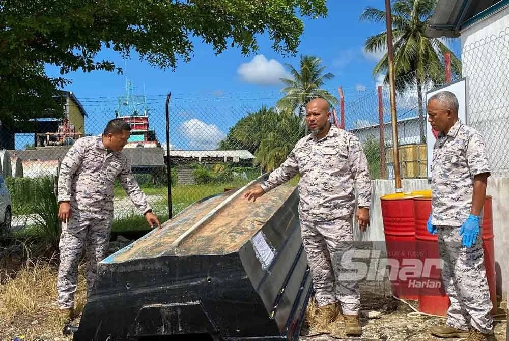 Erwan Shah (dua dari kanan) menunjukkan bot fiber yang dirampas dan dibawa ke Pejabat Maritim Kelantan untuk tindakan lanjut dan diserahkan kepada pegawai penyiasat. Foto: SINAR HARIAN/HAZELEN LIANA KAMARUDIN
