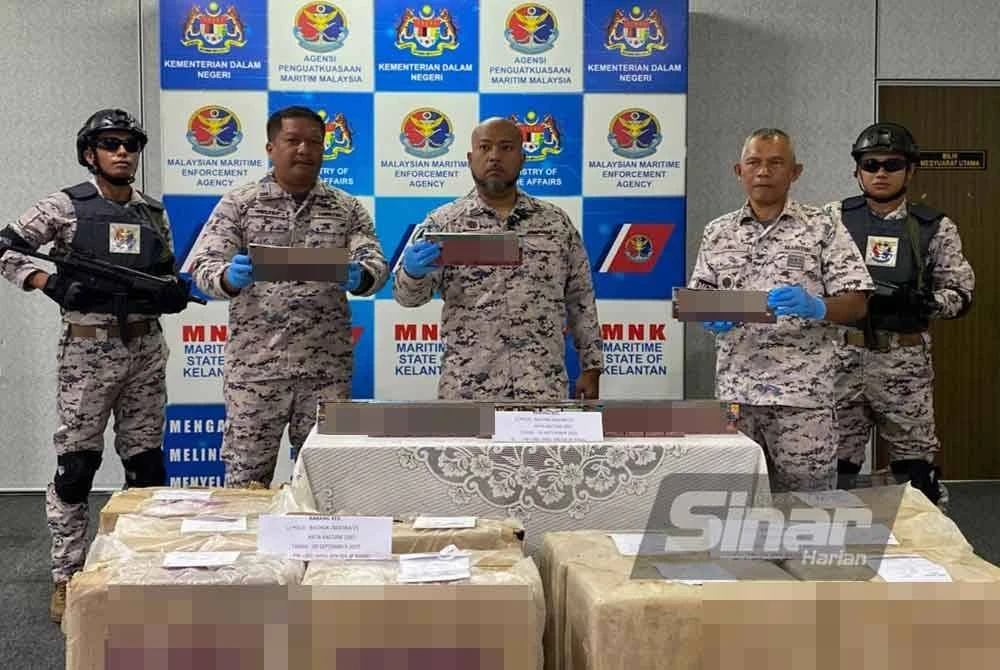 Erwan Shah (tengah) menunjukkan 55 bungkusan plastik lutsinar berisi 550,000 batang rokok putih bernilai RM400,000 dipercayai untuk pasaran tempatan. Foto: SINAR HARIAN/HAZELEN LIANA KAMARUDIN