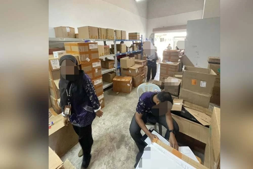 Pemeriksaan dilakukan ke atas premis diusahakan individu berusia dalam lingkungan 30-an selepas disyaki menjalankan kegiatan penjualan produk kesihatan tidak berdaftar dan kosmetik tidak bernotifikasi dalam talian melalui platform e-dagang.