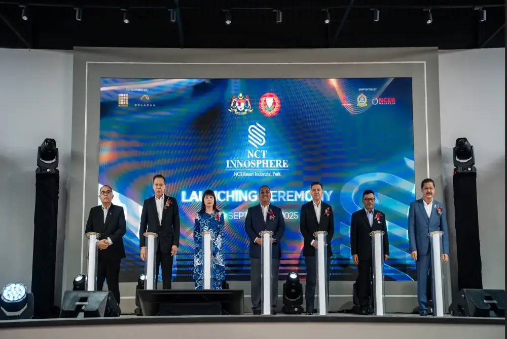 Sanusi (tengah) dan Hui Ying (tiga dari kiri) ketika melancarkan projek NCT InnoSphere di Bukit Kayu Hitam baru-baru ini.