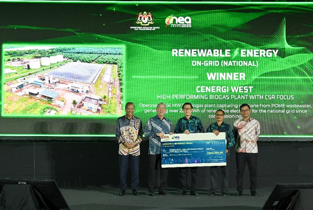 Yew Hoe (tiga dari kanan) dan Ketua Pegawai Operasi Cenergi SEA, Shamsuddin Sulaiman (dua dari kanan) menerima Anugerah Tenaga Kebangsaan (NEA) 2025 bagi kategori Tenaga Boleh Diperbaharui Atas Grid (Kebangsaan) daripada Fadillah (dua dari kiri) di Hilton Kuala Lumpur.