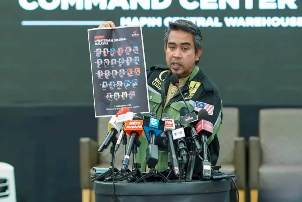 Sani Araby menunjukkan senarai nama delegasi Malaysia dan nama kapal yang dinaiki mereka dalam sidang media di Pusat Kawalan Sumud Nusantara Command Centre (SNCC), Gudang Mapim Malaysia Central pada Khamis.