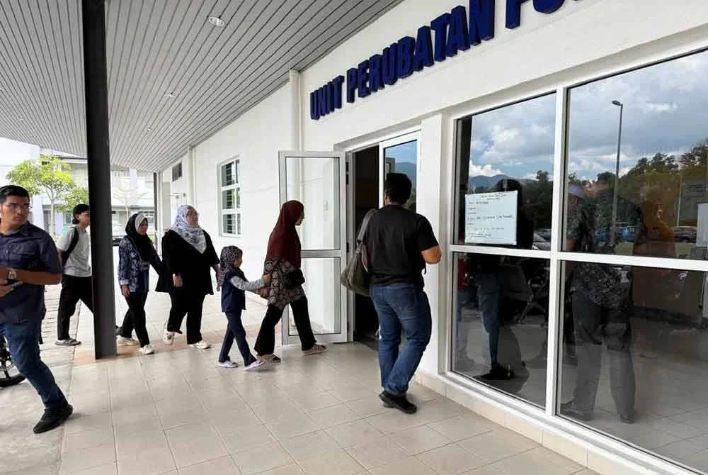 Antara ahli keluarga yang hadir di Unit Perubatan Forensik Hospital Rembau pada Khamis.