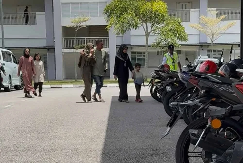 Ibu bapa mangsa dan ahli keluarga yang lain tiba di Unit Perubatan Forensik Hospital Rembau jam 12.55 tengah hari pada Khamis.