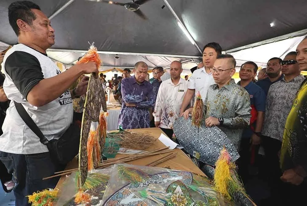 Foong Hin melihat produk yang dipamerkan sempena WBD Malaysia 2025.