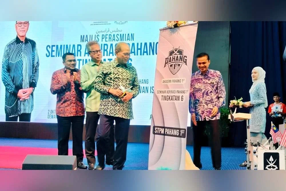 Wan Rosdy menyempurnakan gimik perasmian Seminar Aspirasi Pahang 1st Tingkatan Enam di Dewan Jubli Perak Sultan Haji Ahmad Shah di sini pada Khamis.