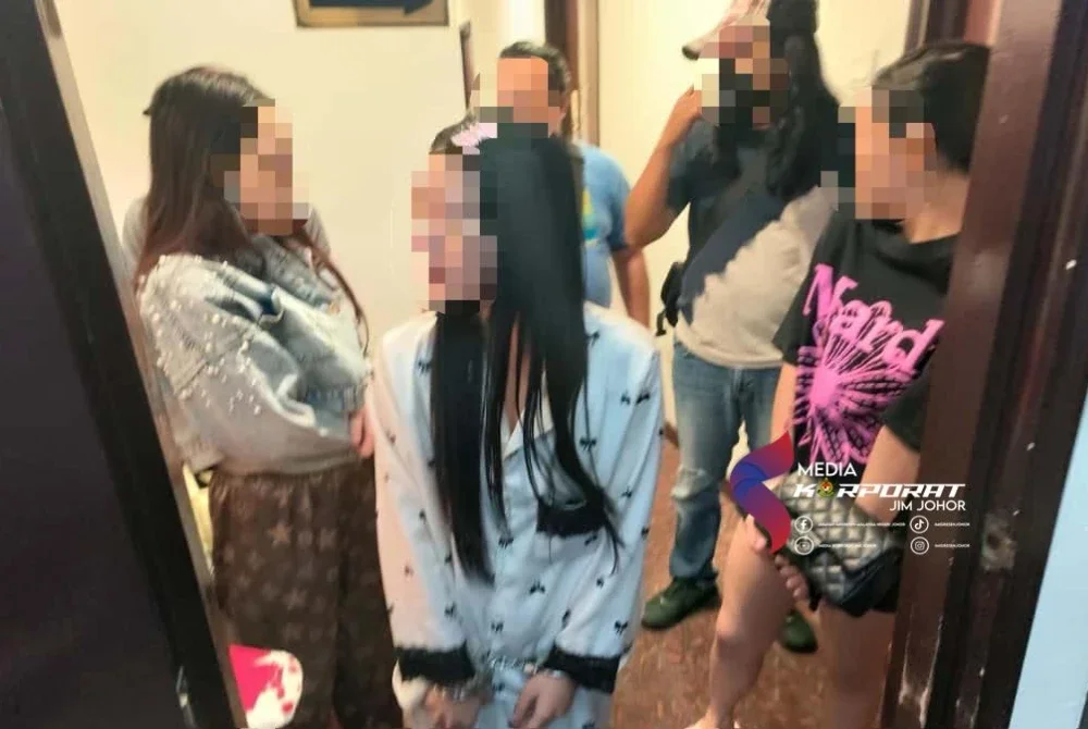 JIM Johor menumpaskan aktiviti pelacuran di sebuah hotel bajet di Johor Bahru pada Selasa. Foto JIM Johor