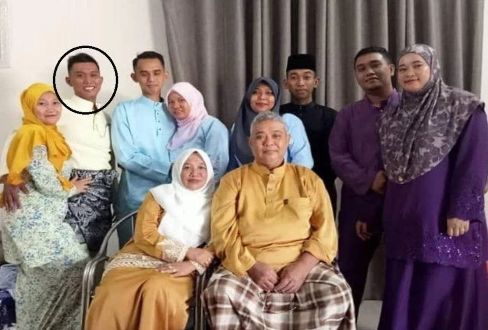 Gambar Mohd Ruzaini (dua dari kiri) bersama keluarga yang sempat dirakam sebelum ini.