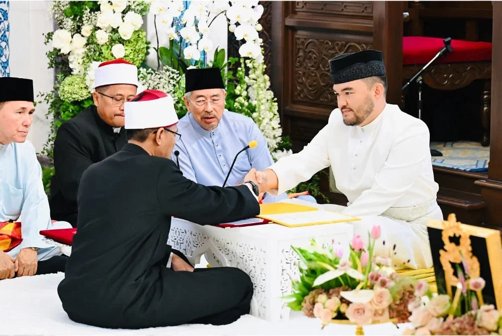 Istiadat pernikahan disempurnakan oleh Mufti Negeri Selangor, Datuk Setia Dr Anhar Opir. - Foto Selangor Royal Office