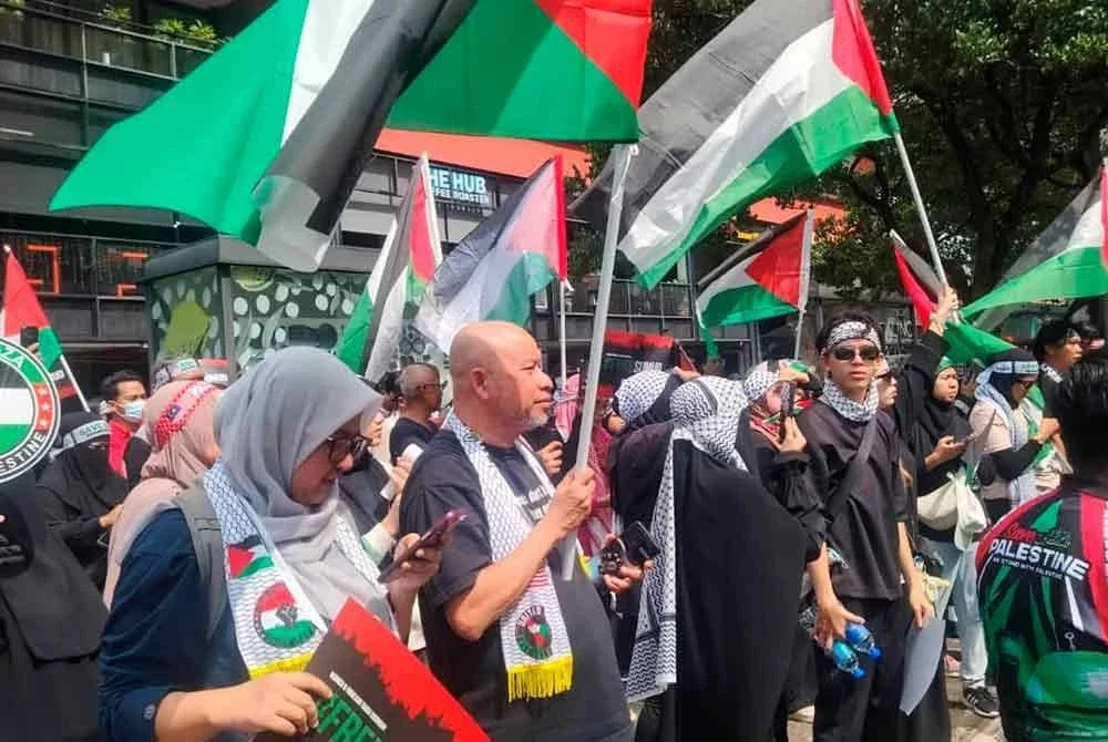 Laungan takbir 'Allahuakbar' dan 'hancur Israel' bergema dalam Himpunan Sumud Flotilla #Stand4Sumud di Jalan Tun Razak, Kuala Lumpur sebagai tanda protes ke atas sekatan misi GSF. Foto: SINAR HARIAN/MUHAMMAD AFHAM RAMLI