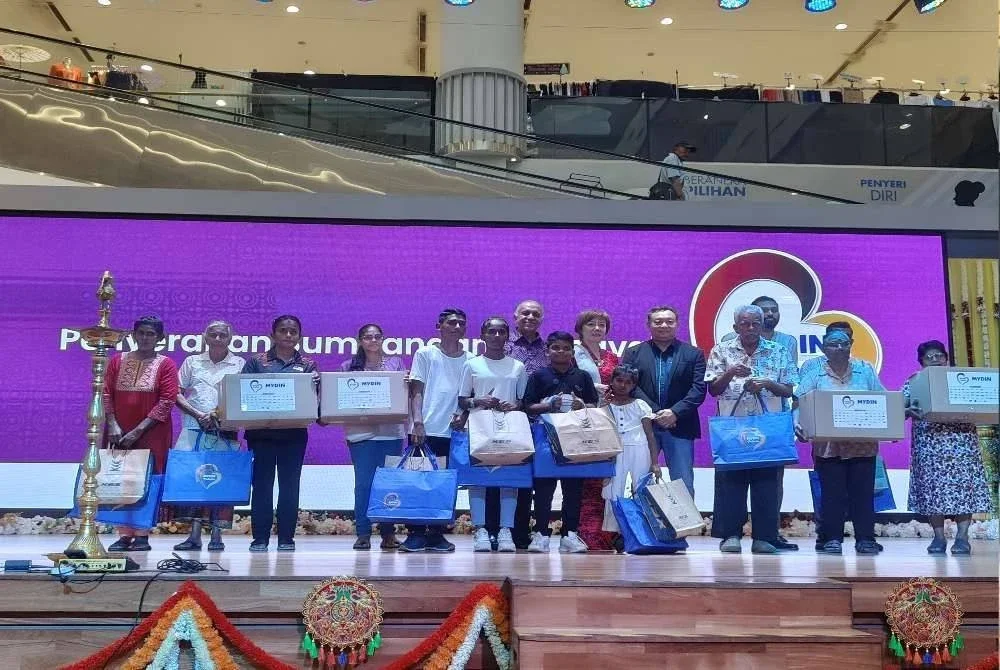 Sebahagian penerima bergambar kenangan sempena Kempen Rasa Deepavali di Mydin Seremban 2 pada Khamis.