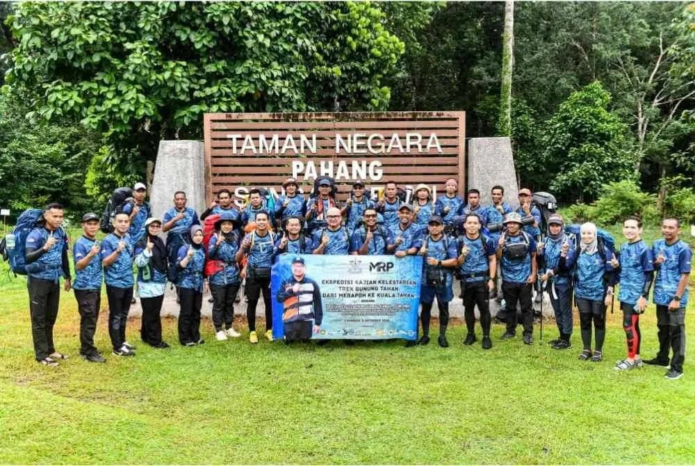 Fadzli bersama sebahagian peserta Ekspedisi Kajian Kelestarian Trek Gunung Tahan dari Merapoh ke Kuala Tahan 2025.Foto Pahang Media