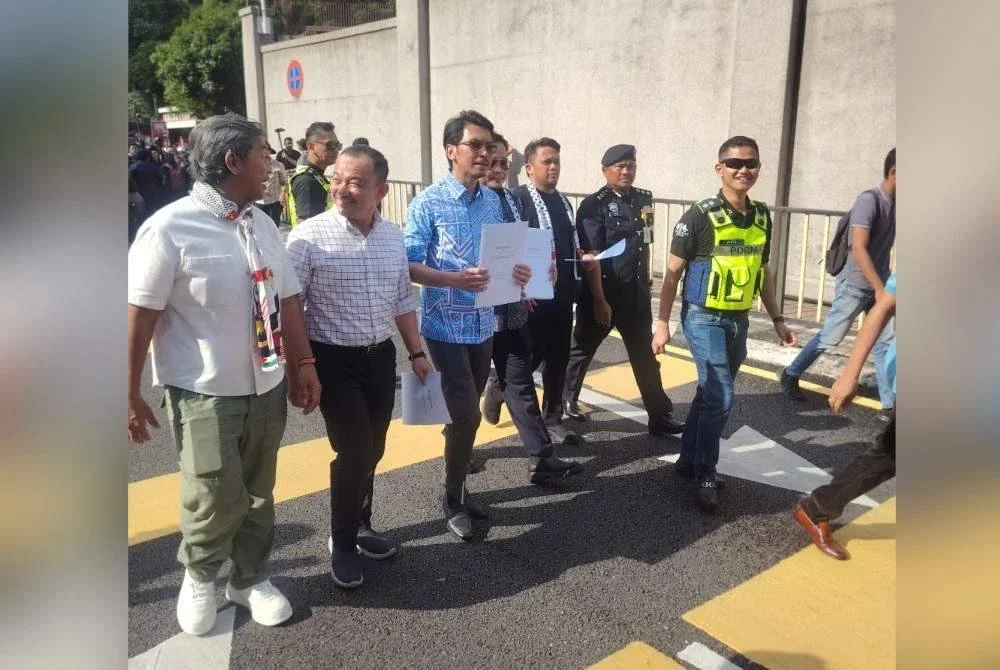 Muhammad Kamil (tengah) berjalan kaki ke Kedutaan AS bagi menyerahkan memorandum sebagai tanda protes tindakan Israel ke atas GSF pada Khamis.