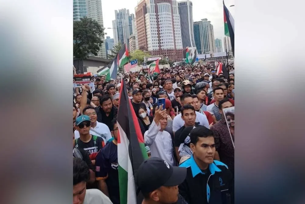 Kumpulan Himpunan Sumud Flotilla #Stand4Sumud berkumpul di hadapan Kedutaan AS pada Khamis.