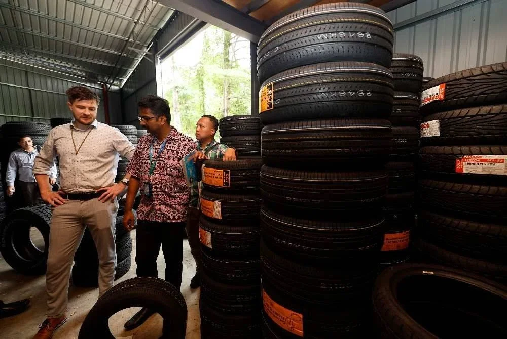 Wakil daripada lapan syarikat pengeluar tayar membantu proses pemeriksaan dan pengesahan ketulenan tayar hasil kegiatan penyeludupan dan pemalsuan dokumen, yang disita menerusi Op Grip pada Khamis. Foto Bernama