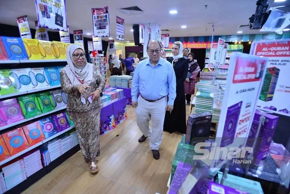 Tengku Muhammad Fa-iz Petra dan Che Puan Sofie melawat ke Karangkraf Mall.