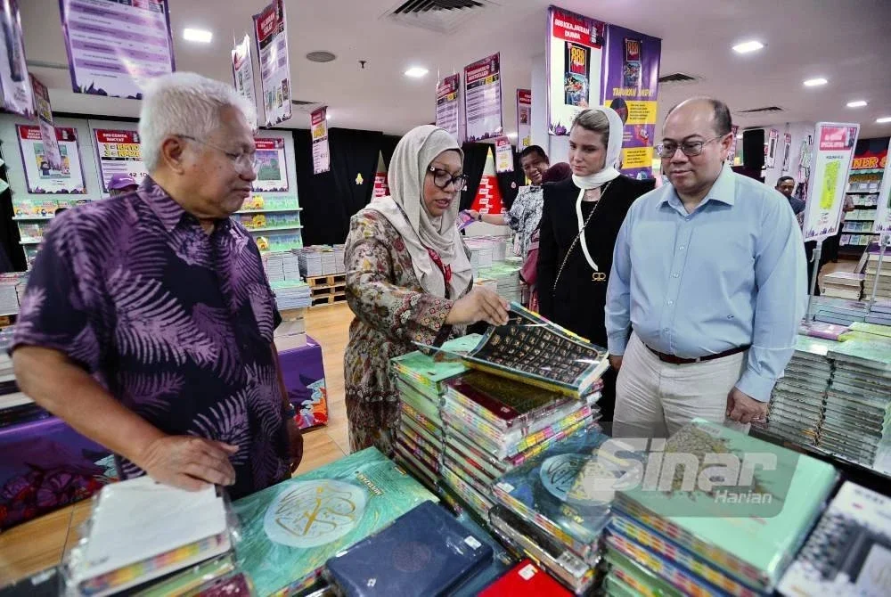 Tengku Muhammad Fa-iz Petra dan Che Puan Sofie dibawa melihat ruang pameran Jualan Gudang Karangkraf 2025 pada Khamis. Foto Sinar Harian ASRIL ASWANDI SHUKOR
