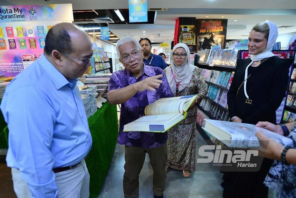 Hussamuddin (dua dari kiri) memberi penerangan tentang penerbitan al-Quran Karya Bestari. Foto Sinar Harian ASRIL ASWANDI SHUKOR
