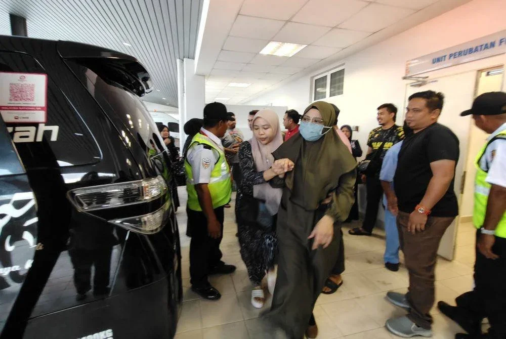 Ibu mangsa turut hadir di Unit Forensik Hospital Rembau.