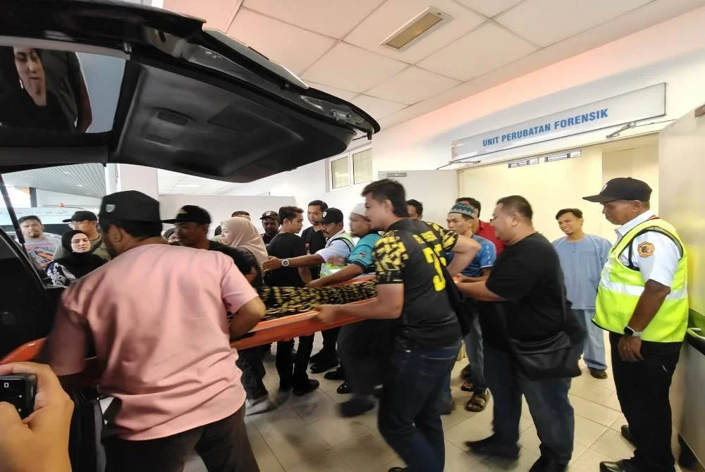 Jenazah mangsa dibawa keluar dari Unit Forensik Hospital Rembau selepas selesai proses bedah siasat pada Khamis.