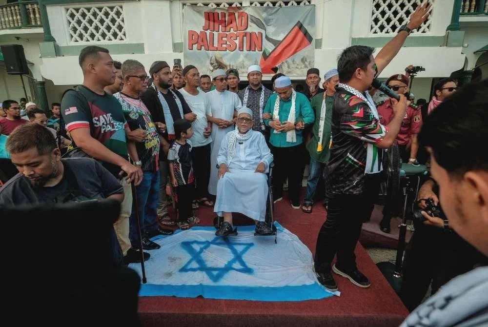 Presiden Pas, Tan Sri Abdul Hadi Awang bersama ribuan peserta menghadiri Himpunan & Flashmob Solidariti Sumud Flotilla di hadapan Masjid Rusila, Marang pada Khamis. Foto Krew MarangTV