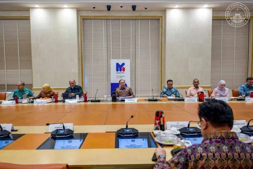 Anwar ketika mempengerusikan Mesyuarat Majlis Ekonomi Digital dan 4IR Negara pada Khamis. Foto Pejabat Perdana Menteri.