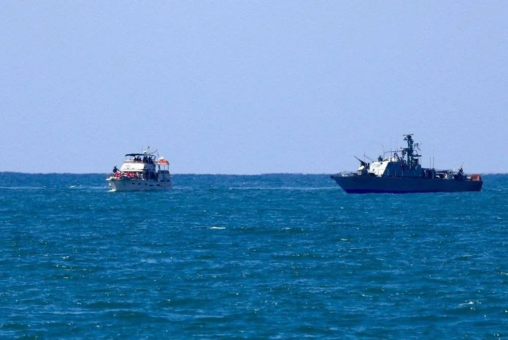 Sebuah bot dari Global Sumud Flotilla yang dipintas oleh tentera Israel di Laut Mediterranean berhampiran perairan Gaza, sedang dikawal menuju ke pelabuhan selatan Ashdod pada 2 Oktober 2025. Foto AFP