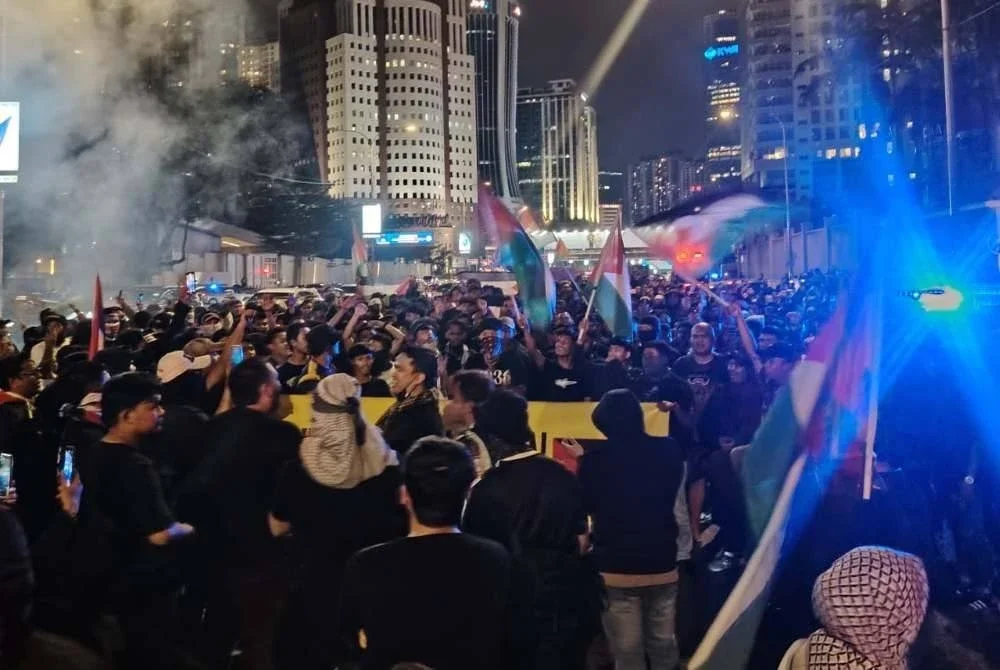 Beberapa laungan kecaman ke atas Israel turut berkumandang sepanjang perarakan tersebut.