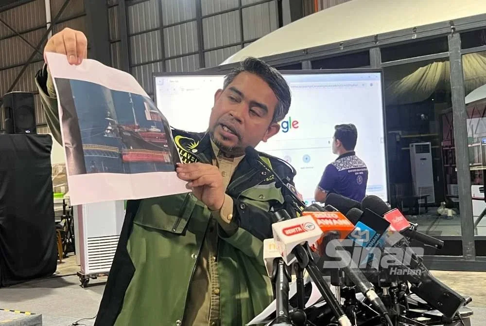 Sani Araby menunjukkan kedudukan kapal Sirius dan Huga yang dilihat telah memasuki pelabuhan Ashdod di Ashkelon, Tel Aviv.