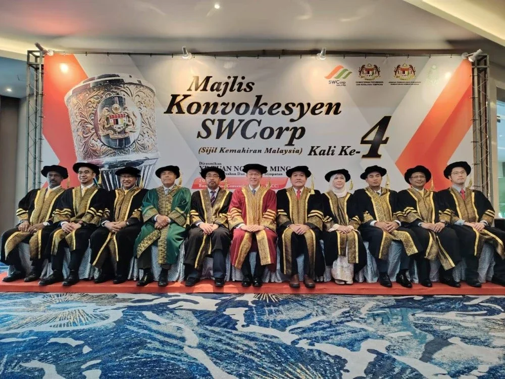 Kor Ming (duduk tengah) ditemui selepas merasmikan majlis di Bangi pada Khamis.