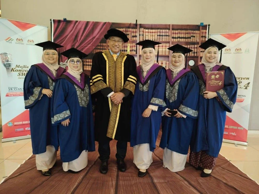 Khalid bergambar bersama kakitangan SWCorp yang turut menerima sijil pada majlis konvokesyen tahun ini.