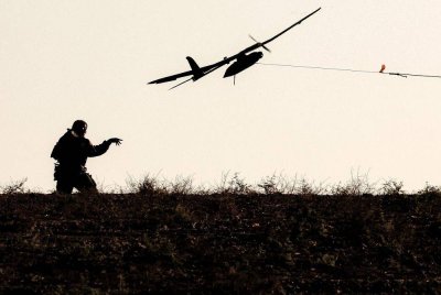 Askar Zionis melancarkan pesawat tanpa pemandu mini, Elbit Skylark untuk melakukan peninjauan.