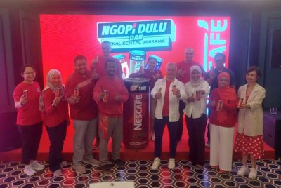 Norkhayati (depan, tiga dari kanan) bergambar bersama pengurusan Nestlé Malaysia yang menjayakan kempen 'Ngopi Dulu & Kekal Kental Bersama' di sebuah hotel di ibu kota pada Rabu.