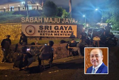 Pengamal media yang menunggu di hadapan pagar kediaman rasmi Hajiji, Sri Gaya di Kota Kinabalu pada malam Rabu. Gambar kecil: Hajiji