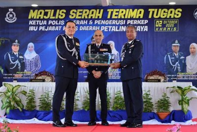 Shamsudin (kanan) dilantik sebagai Ketua Polis Daerah Petaling Jaya. FOTO SINAR HARIAN/ASRIL ASWANDI SHUKOR