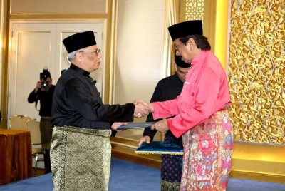 Yang di-Pertua Negeri, Tun Musa Aman menyampaikan watikah pelantikan kepada Kadzim di Istana Seri Kinabalu.