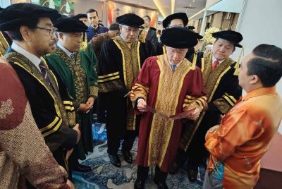 Kor Ming (tiga dari kanan) melawat reruai disediakan selepas merasmikan Majlis Konvokesyen Kali Keempat Sijil Kemahiran Malaysia di Pusat Konvensyen Bangi Avenue pada Khamis.